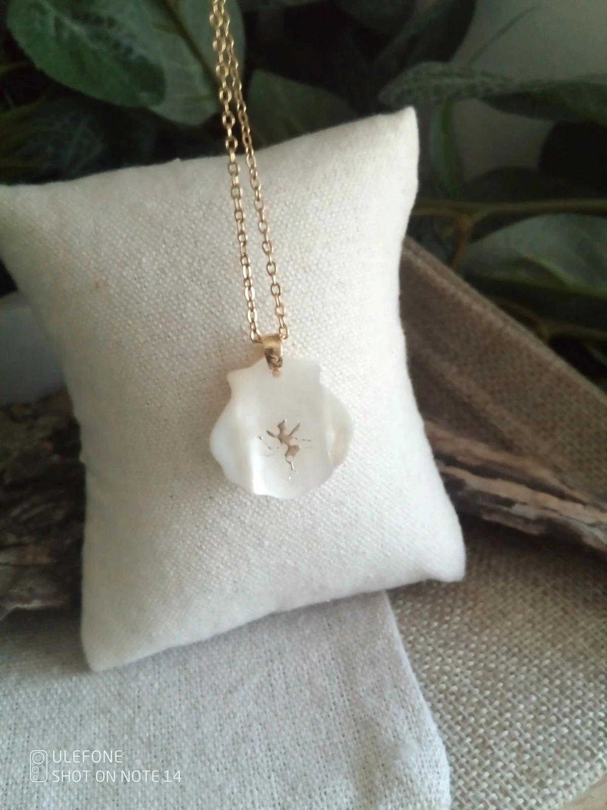 Natural carved mother of pearl pendant necklace – photo 3